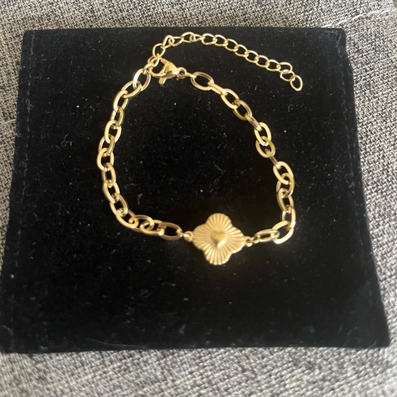 Adjustable clover bracelet - Picture 2 of 4